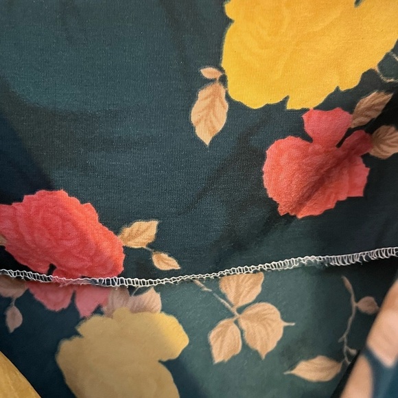 Handcrafted Structured Cowl Neckline Sleeveless Floral Top - Picture 5 of 5